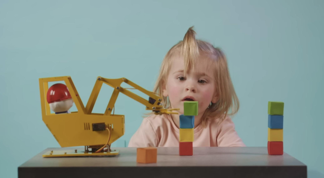 Kind kijkt gefacineerd naar kraan