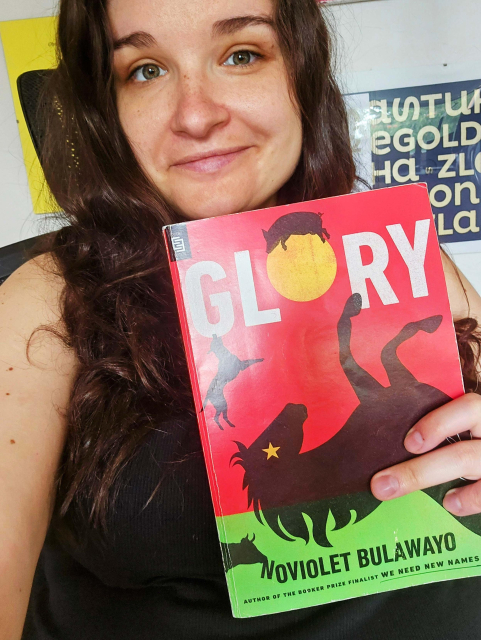 Selfie s knihou Glory od NoViolet Bulawayo.