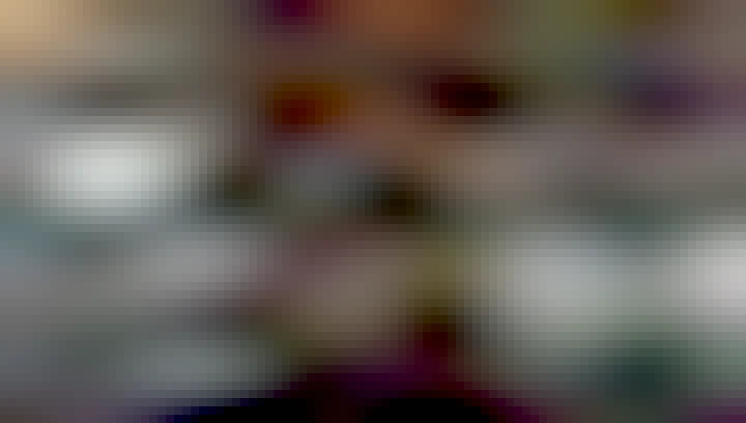 de dos, le minotaure avec une plateforme sur le dos. il est en réparation. Son bras droit et en train d'être attaché.