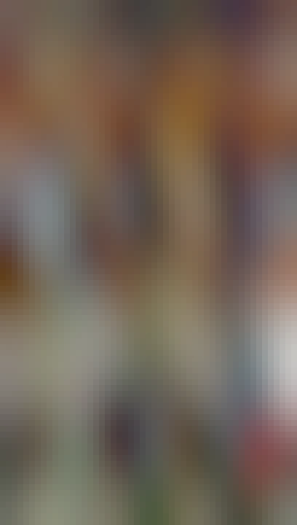 de face, le minotaure avec son bras droit en train d'être attaché.