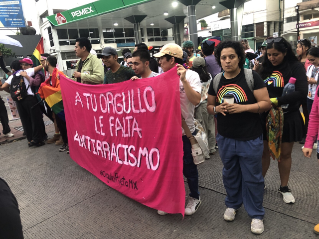 Gente sosteniendo un cartel, "A tu orgullo le falta antirracismo"