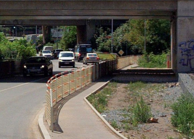 Úzkej chodník pod mostem