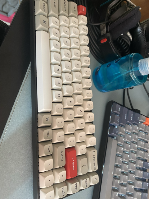 Teclado mecánico keychron k6 con sus nuevas teclas blancas