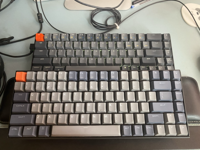 Aquí se ven ambos mi teclado k2, abajo, y el k6 arriba con sus teclas negras para comparación con las nuevas teclas blancas 