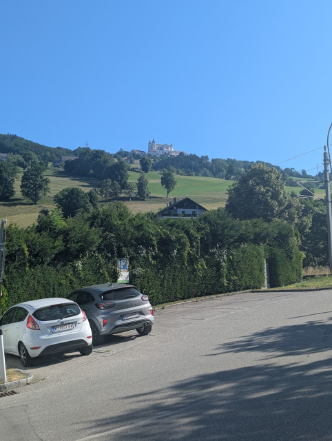 Bazilika Sonntagberg.
716 m.n.m.,  350m nad řekou Ybbs.