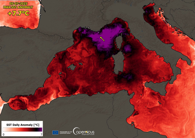 Karte von Mittelmeer. Zeigt in Farben Temperaturen der Oberfläche. Nördliches Mittelmeer übersteigt laut Skala 7 Grad Abweichung zu Durchschnitt.