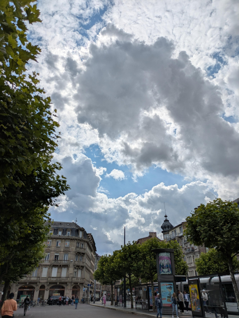 Les nuages deviennent menaçants plae Broglie.
