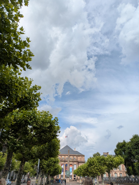 Place Broglie, au fond l'opéra. Le ciel se couvre. 