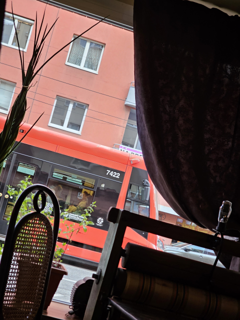 fotka električky z kaviarne