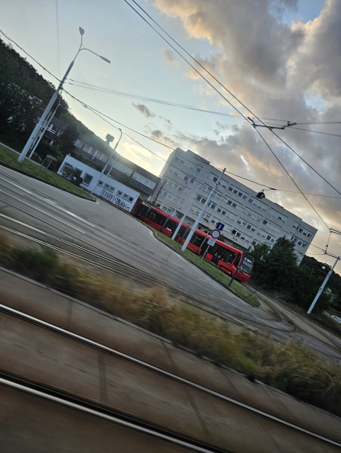 elektricka z boku, červená, Škoda 