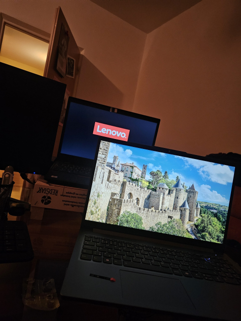 dva ntb Lenovo za sebou 