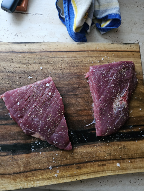 fotka 2: zachytáva jemný pohyb stejku na doske doprava aby sa korenie a soľ nalepila na stejk sama, lebo bola všade okolo