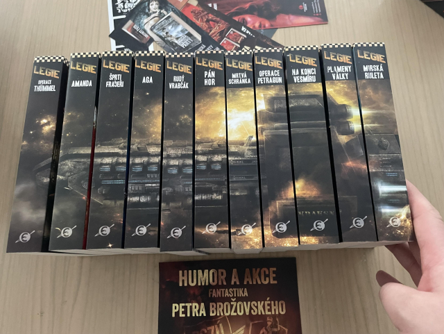 Knižní série epocha. 11 knih. Dvanacta dorazí jakmile vyjde. Hřbety tvoří obraz něčeho co vypadá jako tank z blízké budoucnosti