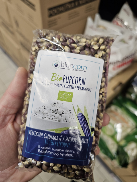 balenie modrej kukurice na popcorn