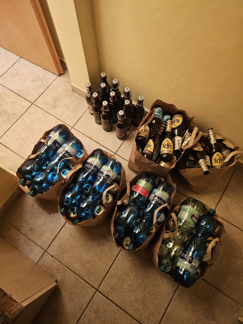 kopec prázdnych obalov od piva a minerálky