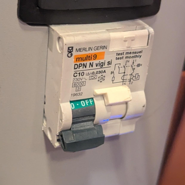 A circuit breaker of C10 combined with RCD of 0,03 A.