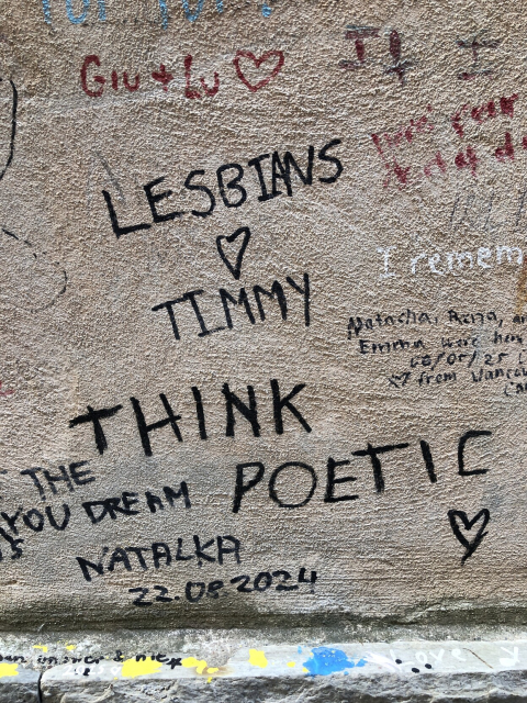 Graffittied wall, "lesbians ❤️ Timmy"