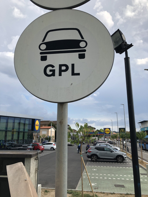 A road sign with a car and "GPL" on it.