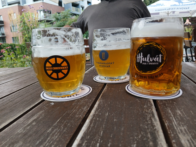 Tři půllitry s pivem. Hulvát 8°, Vinohradská 11°, Legie 10°.