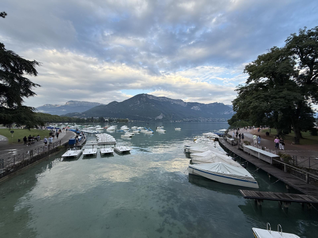 Blick auf einen See mit Berg dahinter, im Vordergrund Tretboote