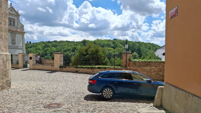 Auto zaparkované napříč v rohu ulice