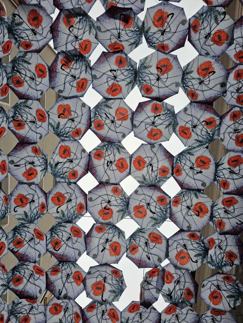 dáždniky vo vzduchu veľa vedľa seba, umelecké dielo