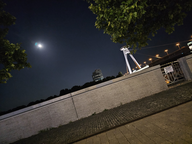 záber na Most SNP a Mesiac, vidieť aj protipovodňovú zábranu a nejakú výškovú budovu