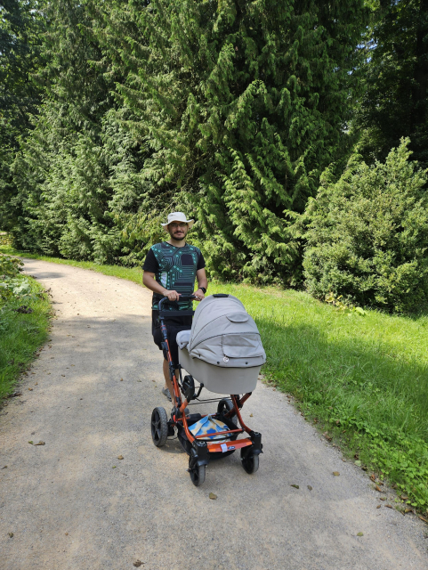 Jedu parkem s kočárkem