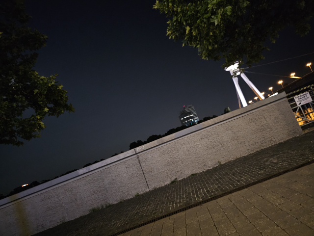 Most SNP protipovodňové zábrany pár stromov a výšková budova v pozadí 