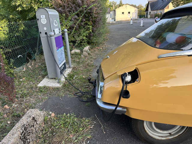 Zoom on the Citroen DS connection to a public car charger