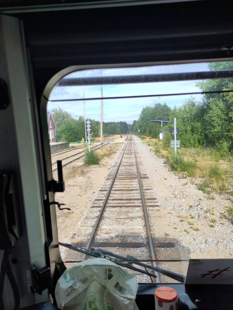 Von hinten aus dem Zug fotografiert wie wir einen Bahnhof verlassen.