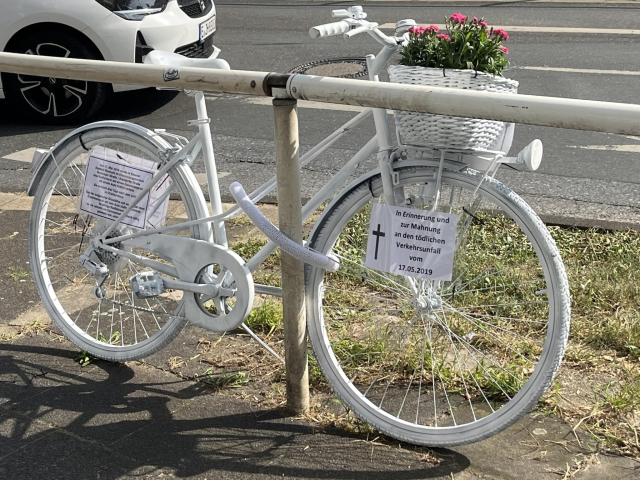 Image taken by Gemischtmobiler, available under CC-BY-SA. It is made with the thematic map ghostbikes in changeset https://openstreetmap.org/changeset/170401085