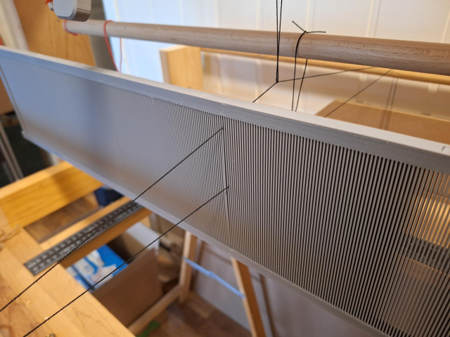 Reed temporarily mounted on loom with diagnostic/calibration threads