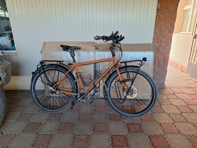 Ein Fahrrad vor einer großen Bikebox.