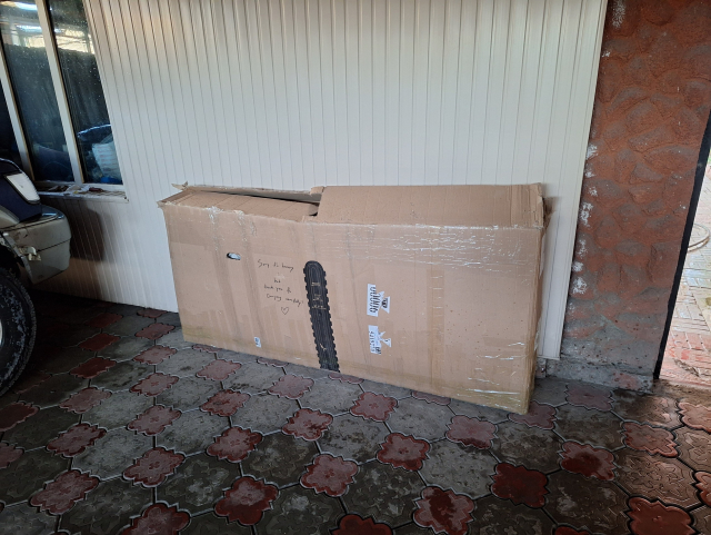 Eine große Bikebox vor einer Wand. 