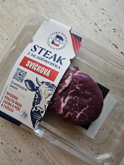 ešte zabalený hovädzí stejk