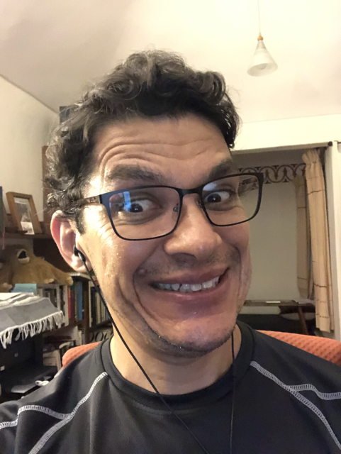 Yo sonriendo exageradmente, presumiendo mis lentes nuevos. Diablos, necesito cortarme el pelo.