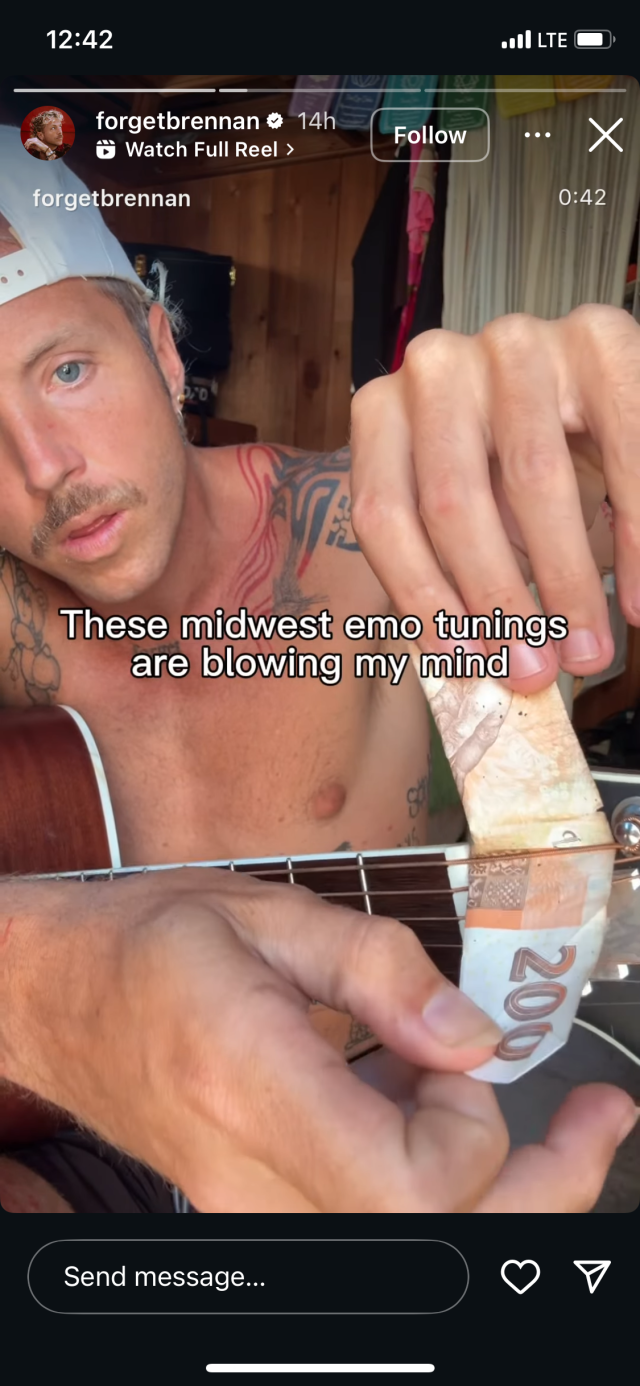 Muž bez trička s kšiltovkou ladí kytaru pomocí bankovky v ruce. Na obrazovce je text: „These midwest emo tunings are blowing my mind.“