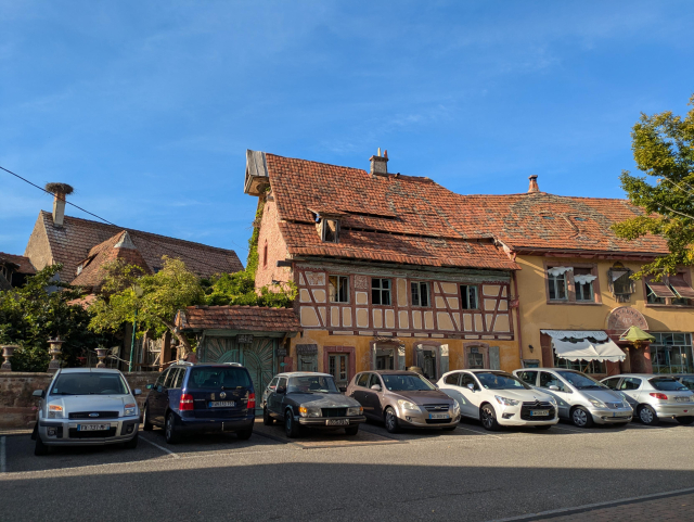 Le restaurateur a refait le toit.