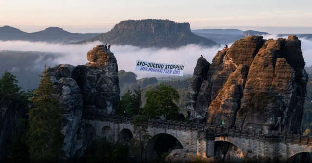 Großes Banner über der Bastei: "AFD-Jugend stoppen. Wir widersetzen uns. Quelle: Simon Morbach