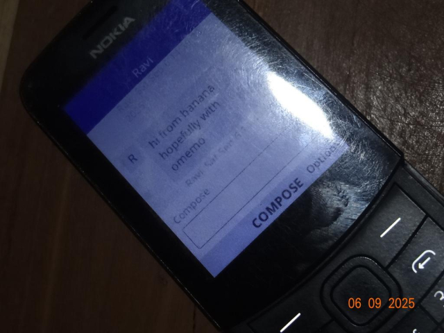 The same phone as in the previous message, but zoomed in a bit closer so you can see the screen a bit more clearly