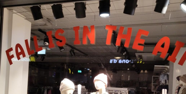 Schaufenster -Schriftzug "FALL IS IN THE AIR"