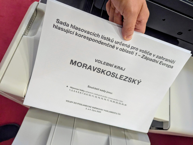 Sada hlasovacích lístků určená pro voliče v zahraničí