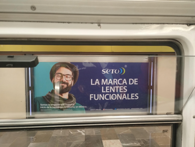 A subway advertisement for Seto, a brand of "lentes funcionales", whatever that means.