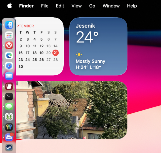 macos 26. Vidžety na plose nemaji jedine tuseni ze macos ma dock vlevo a ne dole kde ho normalne ocekavaji