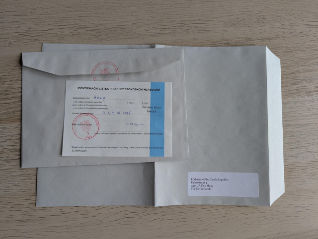 Identifikační lístek, úřední obálka a doručovací obálka pro korespondenční volbu