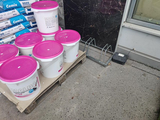 Photo from today, the same entrance, the same bike stand. This time the bike stand is unscrewed from the ground and thrown behind a europallet full of building materials and other goods. 