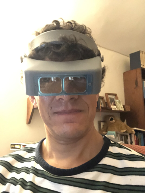 Yo con lentes de joyero. Parezco la versión barata de Doc Brown.