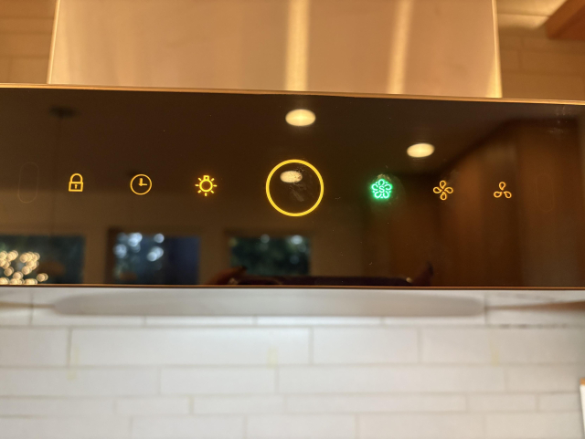 Vent hood front panel with the green S button for stirfry. 