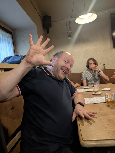 Pavel zdraví své věrné fanoušky. 